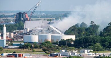 report:-burning-warehouse-staff-delayed-calling-firefighters-–-miami-herald