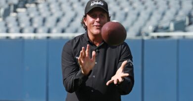 phil-mickelson-asks-for-clarification-from-peyton-manning-on-‘omaha’-pre-snap-language-–-usa-today